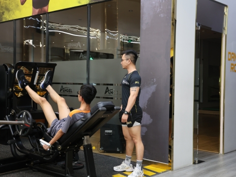 Khu cử tạ và cardio
